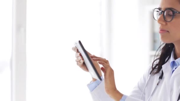 Женщина-врач с планшетным ПК в больнице — стоковое видео