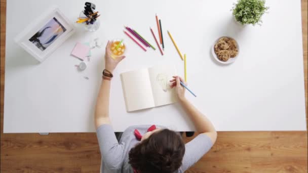 Dibujo de la mujer en el escritorio del cuaderno en casa — Vídeo de stock