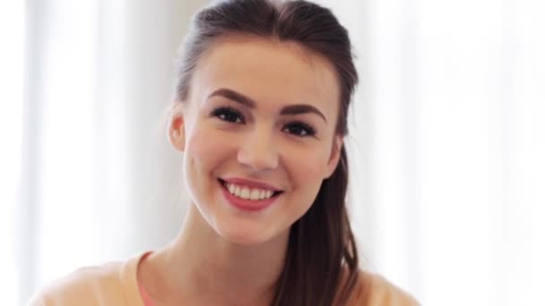Fericit zâmbind tânără femeie — Videoclip de stoc