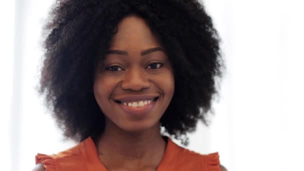 Felice sorridente afro americano giovane donna faccia — Video Stock