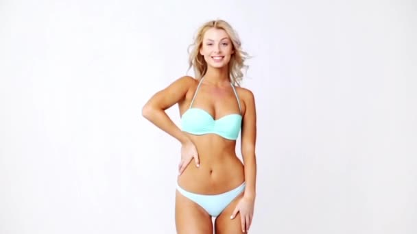 Gelukkig jonge vrouw poseren in bikini badpak — Stockvideo