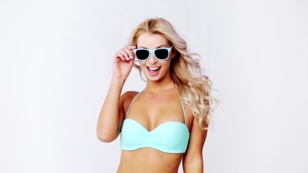 Mujer feliz en bikini traje de baño con gafas de sol — Vídeos de Stock