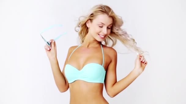 Szczęśliwa Kobieta w strój kąpielowy bikini z okulary — Wideo stockowe