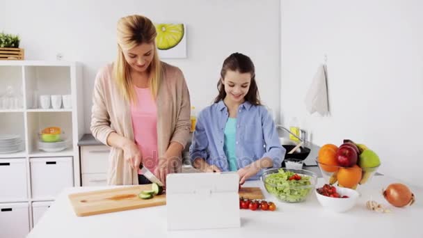 Mutfakta tablet tabletle aile yemeği pişiriyoruz. — Stok video