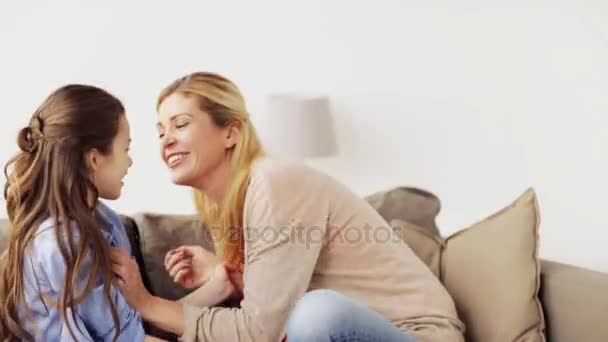 Familia feliz divirtiéndose y cosquillas en casa — Vídeos de Stock