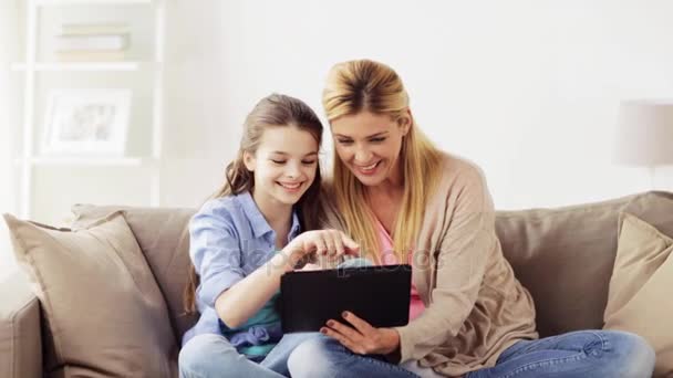 Família feliz com tablet pc em casa — Vídeo de Stock
