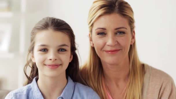 Feliz sorrindo mãe e menina em casa — Vídeo de Stock