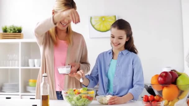 Família feliz cozinhar salada em casa cozinha — Vídeo de Stock