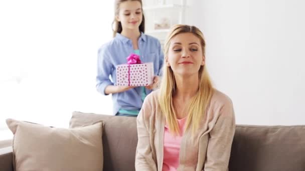 Gelukkig meisje geven aanwezig is om moeder thuis — Stockvideo