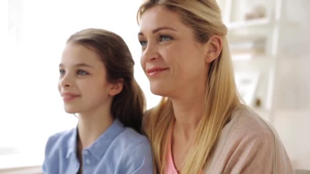 Feliz sonriente madre y niña en casa — Vídeo de stock