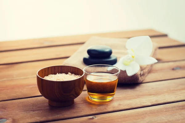 Close up of pink salt with honey and bath stuff — Stock Photo, Image