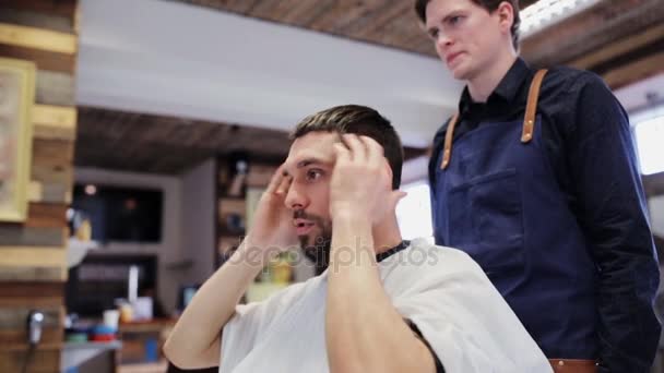 Homem e cabeleireiro ou cabeleireiro na barbearia — Vídeo de Stock