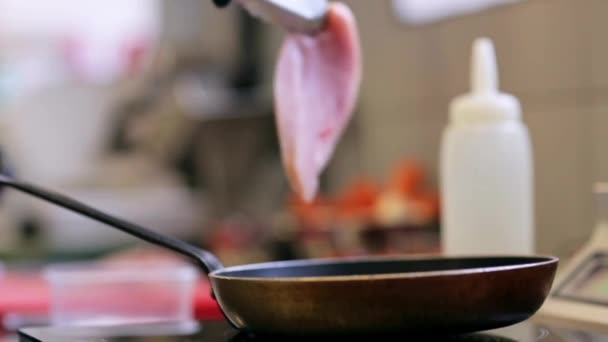 Руки шеф-повара мужского пола, готовящего мясо на кухне — стоковое видео