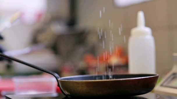 Mains du chef cuisinier cuisinier frire de la viande dans la cuisine — Video