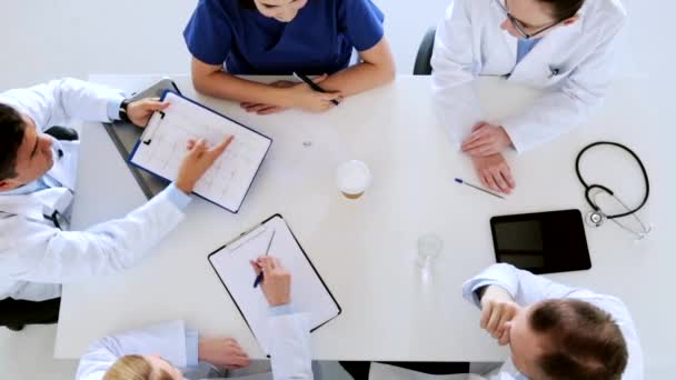 Группа врачей с кардиограммой в больнице — стоковое видео