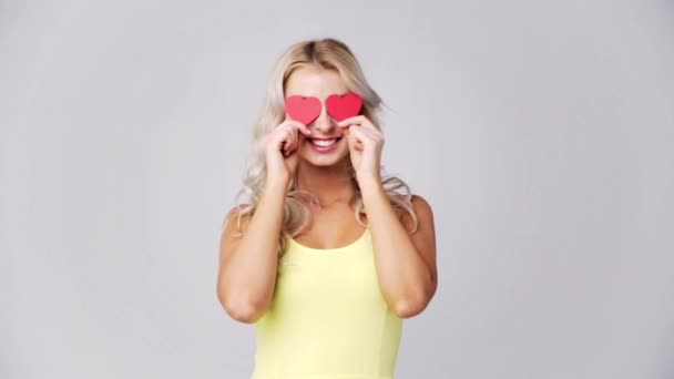 Heureuse jeune femme avec des coeurs de papier rouge — Video