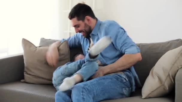 Отец с сыном играют и веселятся дома — стоковое видео