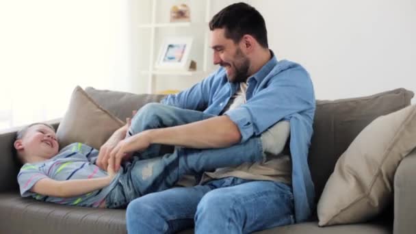 Oynamak ve eğlenmek evde oğluyla baba — Stok video