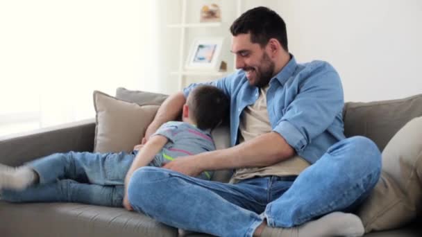 Отец с сыном играют и веселятся дома — стоковое видео