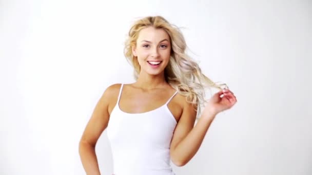 Heureux sourire belle jeune femme en haut blanc — Video