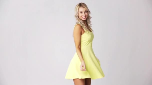 Feliz sonriente hermosa joven en vestido — Vídeos de Stock