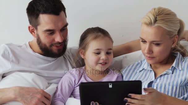 Lycklig familj med TabletPC i sängen hemma — Stockvideo