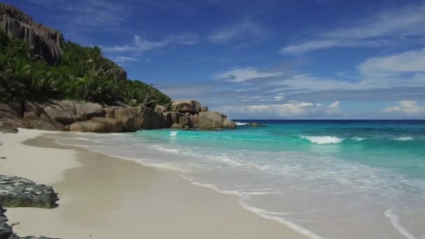 Ö strand i Indiska oceanen på seychellerna — Stockvideo