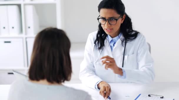 Médico com área de transferência e laptop e mulher — Vídeo de Stock