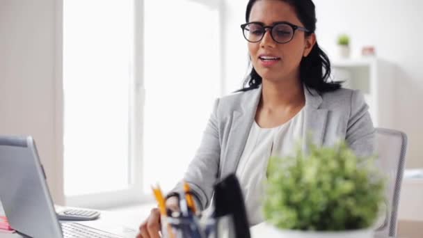 Femme d'affaires avec ordinateur portable et ordinateur portable au bureau — Video