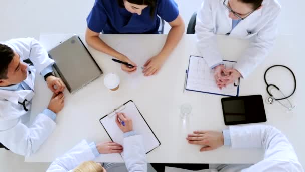 Groep van artsen met een cardiogram bij ziekenhuis — Stockvideo