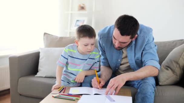 Père et petit fils avec des crayons dessin à la maison — Video