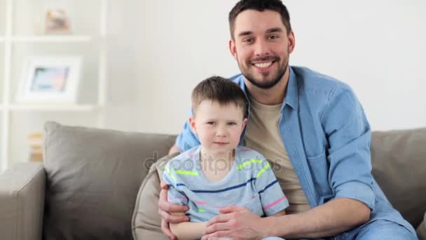 Ευτυχισμένος πατέρας και ο μικρός γιος αγκάλιασμα στο σπίτι — Αρχείο Βίντεο