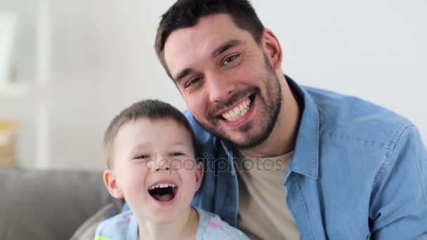 Feliz padre e hijo pequeño riendo en casa — Vídeos de Stock