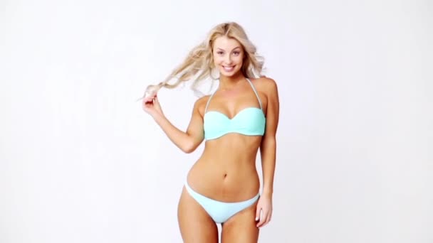 Glückliche junge Frau posiert im Bikini-Badeanzug — Stockvideo