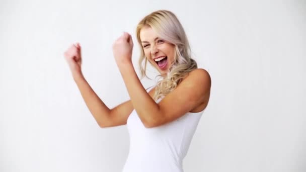 Feliz sonriente joven mujer haciendo puño bomba — Vídeos de Stock