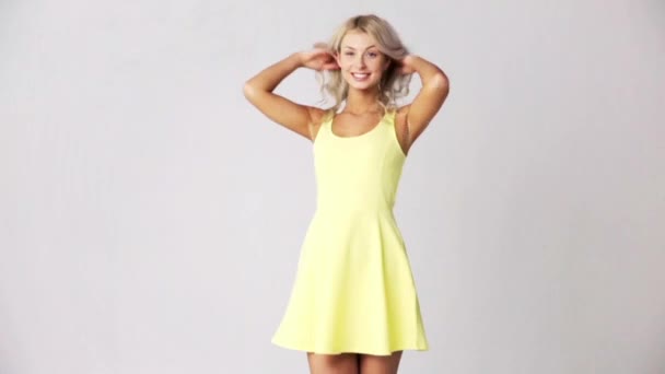 Feliz sonriente hermosa joven en vestido — Vídeo de stock