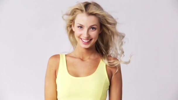 Boldog mosolygó gyönyörű fiatal nő megérintette haját — Stock videók