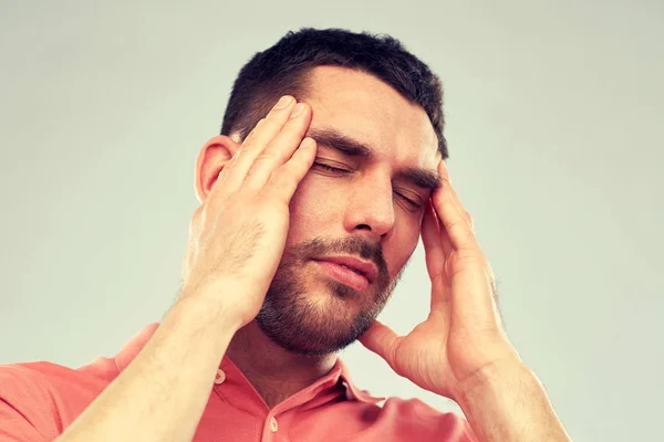 Unglücklicher Mann leidet unter Kopfschmerzen — Stockfoto