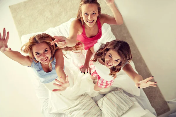 Amigos felizes ou meninas adolescentes se divertindo em casa — Fotografia de Stock