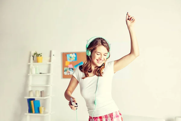 Mujer feliz en los auriculares ihaving diversión en casa —  Fotos de Stock