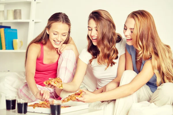 Счастливые друзья или девочки-подростки едят пиццу дома — стоковое фото