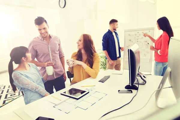 Glückliches Kreativteam beim Kaffeetrinken im Büro — Stockfoto