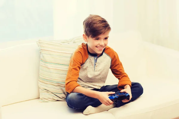 Menino feliz com joystick jogar videogame em casa — Fotografia de Stock