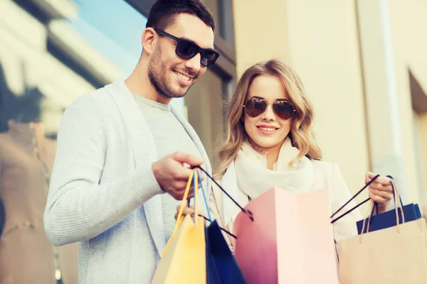 Casal feliz com sacos de compras na rua da cidade — Fotografia de Stock