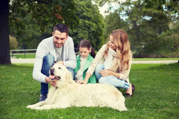 Szczęśliwa rodzina z Labrador Retriever Dog w parku — Zdjęcie stockowe