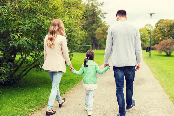 Lycklig familjevandring i sommarparken — Stockfoto