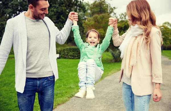 Família feliz andando no parque de verão e se divertindo — Fotografia de Stock