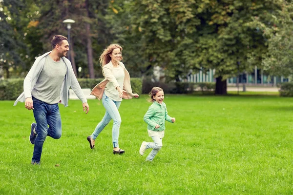 Familia feliz caminando en el parque de verano — Foto de Stock