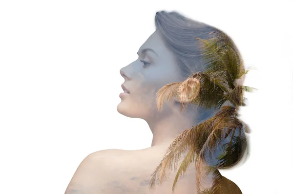 パーム ツリー背景に美しい若い女性 — ストック写真