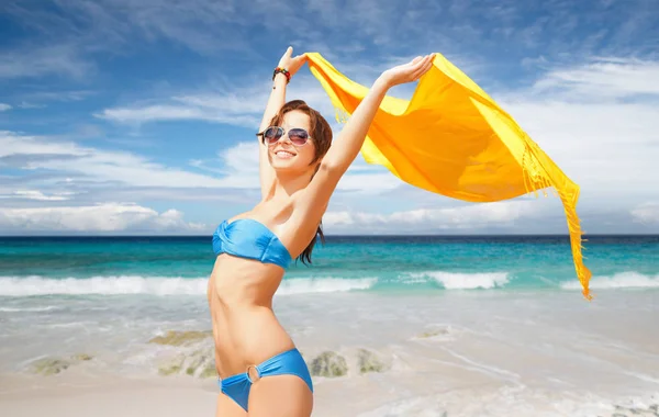 Vrouw in bikini en zonnebril met pareo op strand — Stockfoto